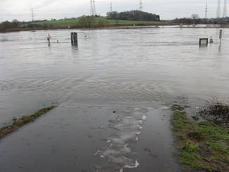 Überschwemmter Zugang zum Leinpfad