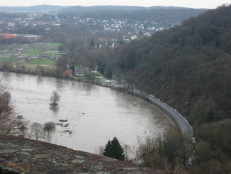Blick auf das Hochwasser der Ruhr von der Isenburg