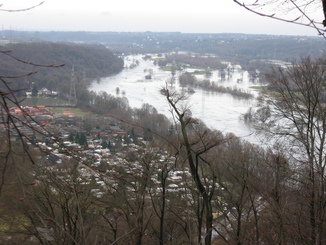 Blick auf das Hochwasser der Ruhr von der Isenburg